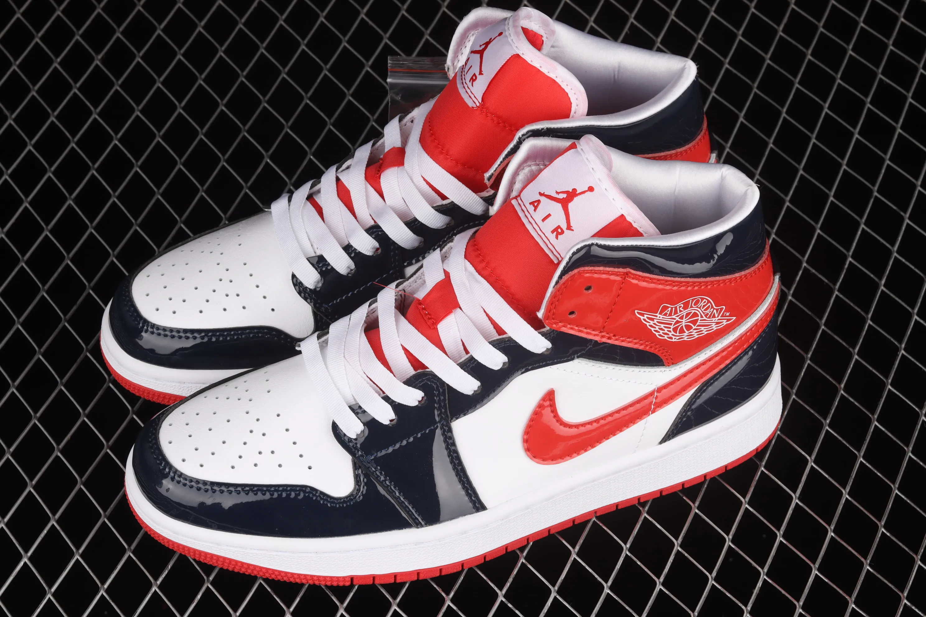 All categories Air Jordan Jordan series basketball shoes Air Jordan 1 Mid Air Jordan 1 Mid AJ1 Joe 1 patent leather color matching mid-top cultural basketball shoes DJ5984-400